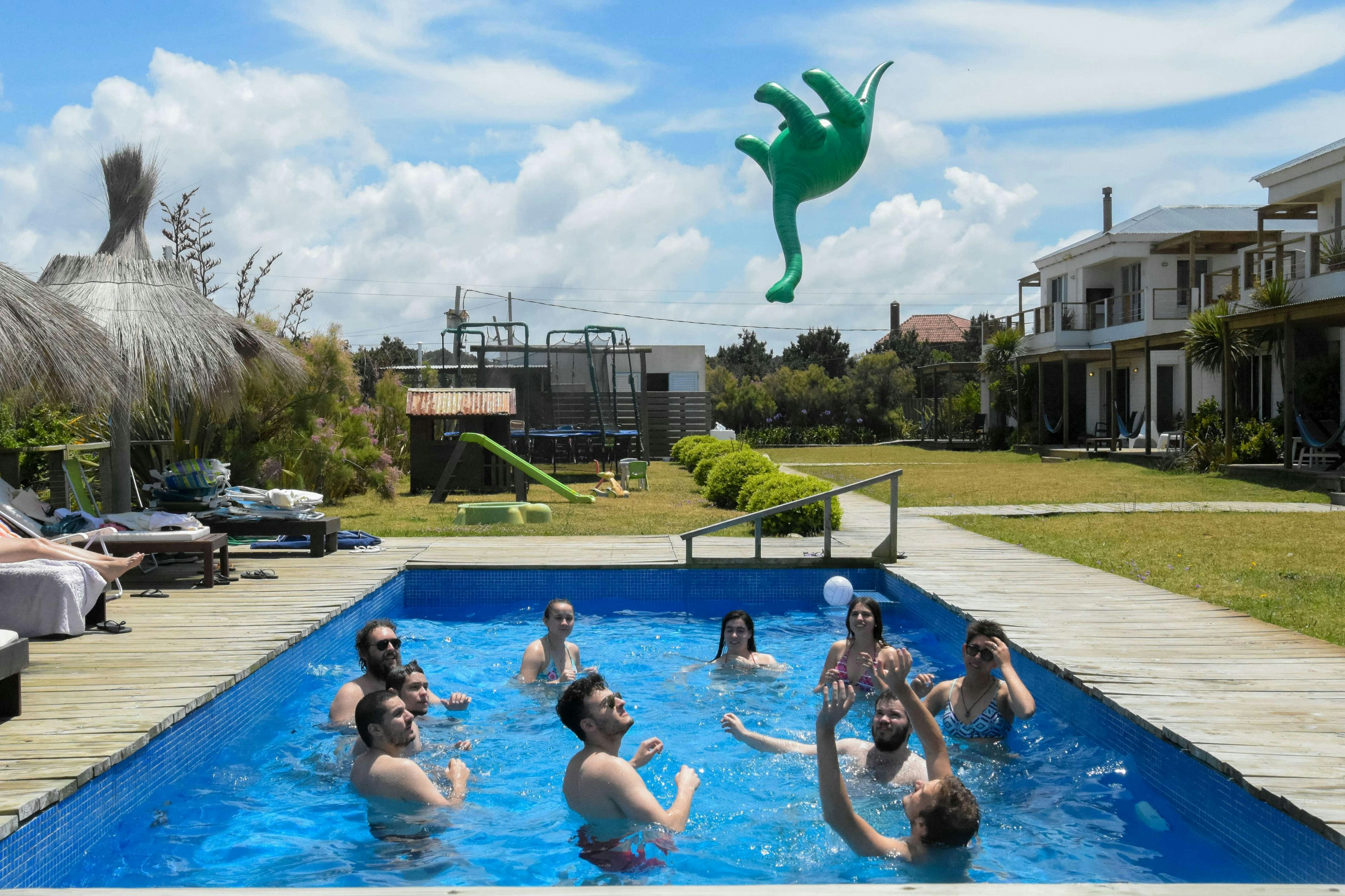 Dino water volley